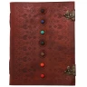 Großes Leder-Notizbuch mit ornamentaler Prägung und sieben Chakra-Steinen